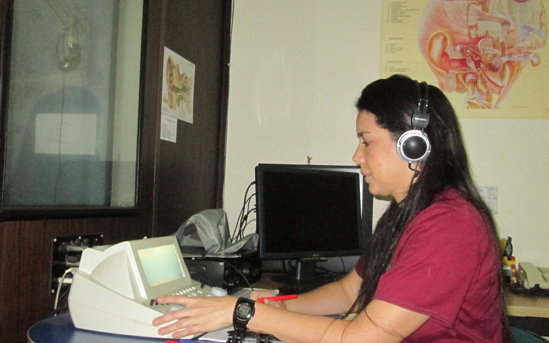 estudiante-haciendo-examen-auditivo-clinica-ival