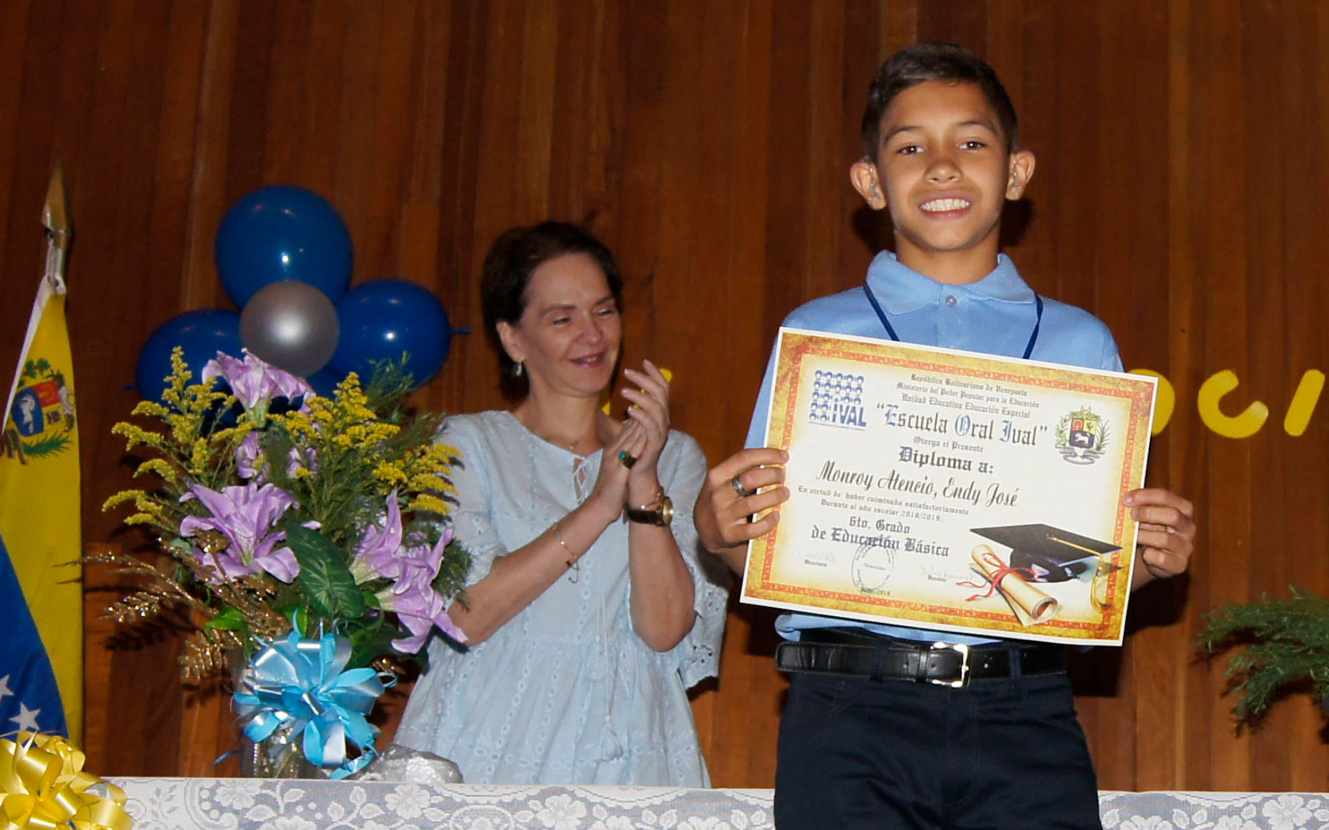 alumno-con-diploma-escuela-iva