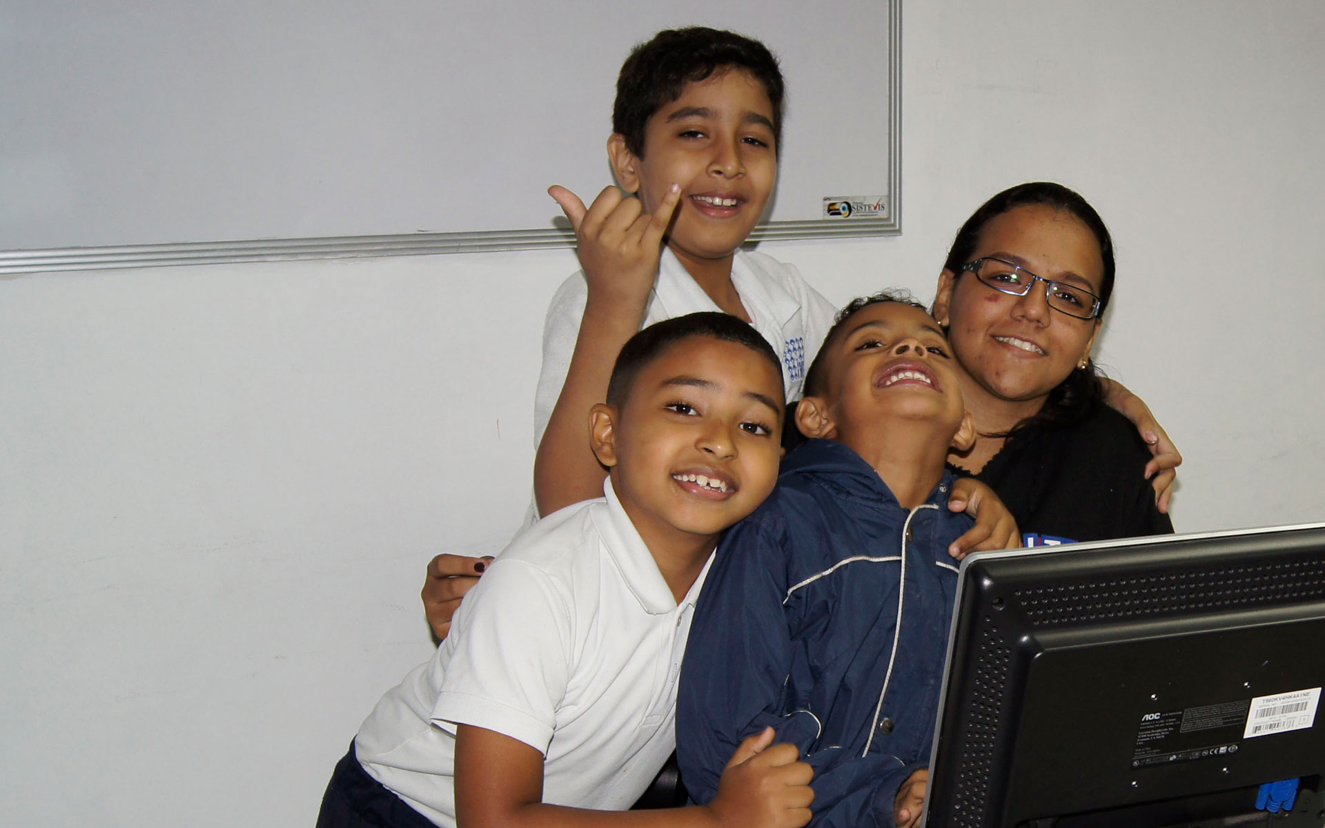 alumnos-con-proferosa-computacion-escuela-ival