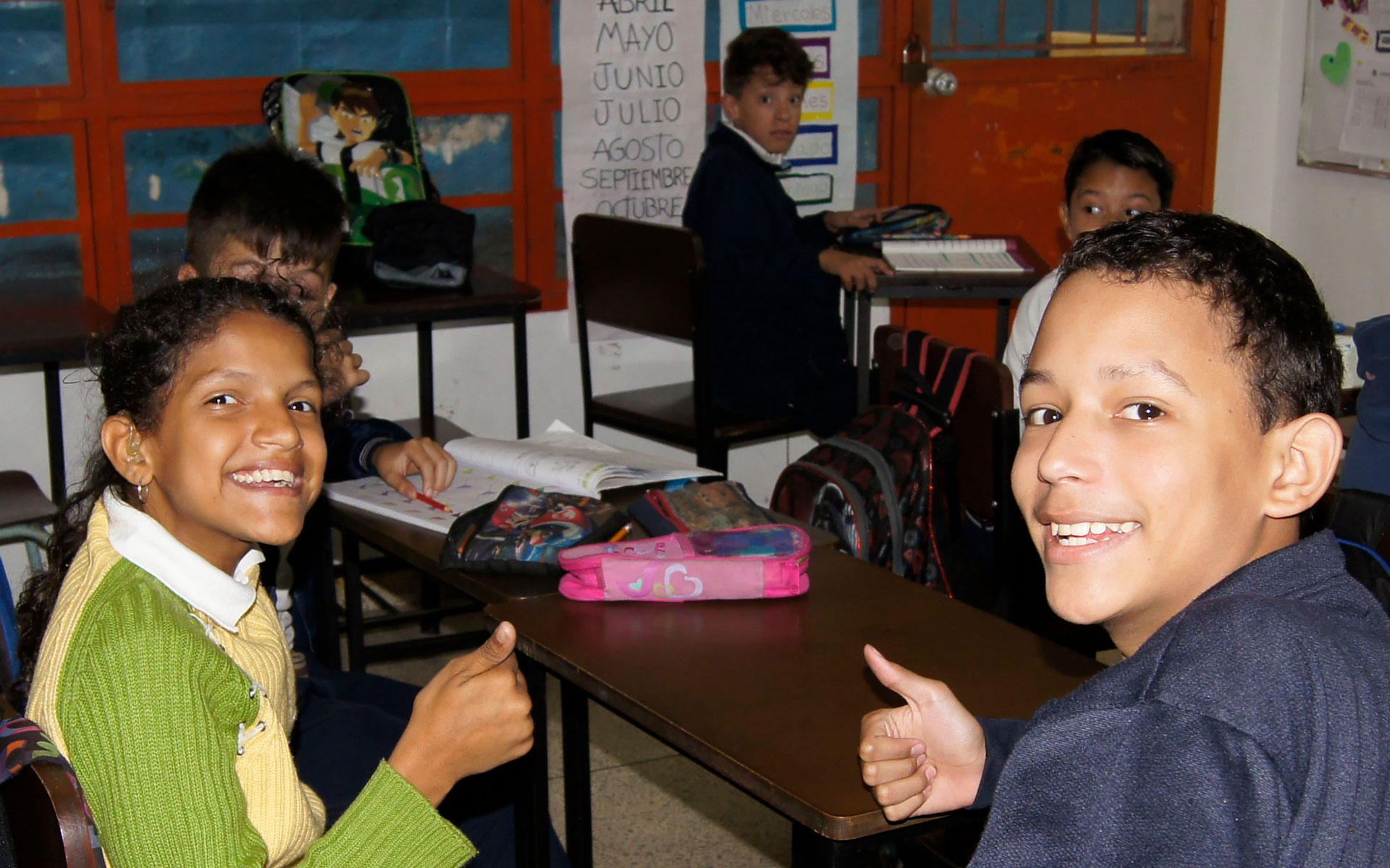 alumnos-saludando-en-salon-clases-escuela-ival