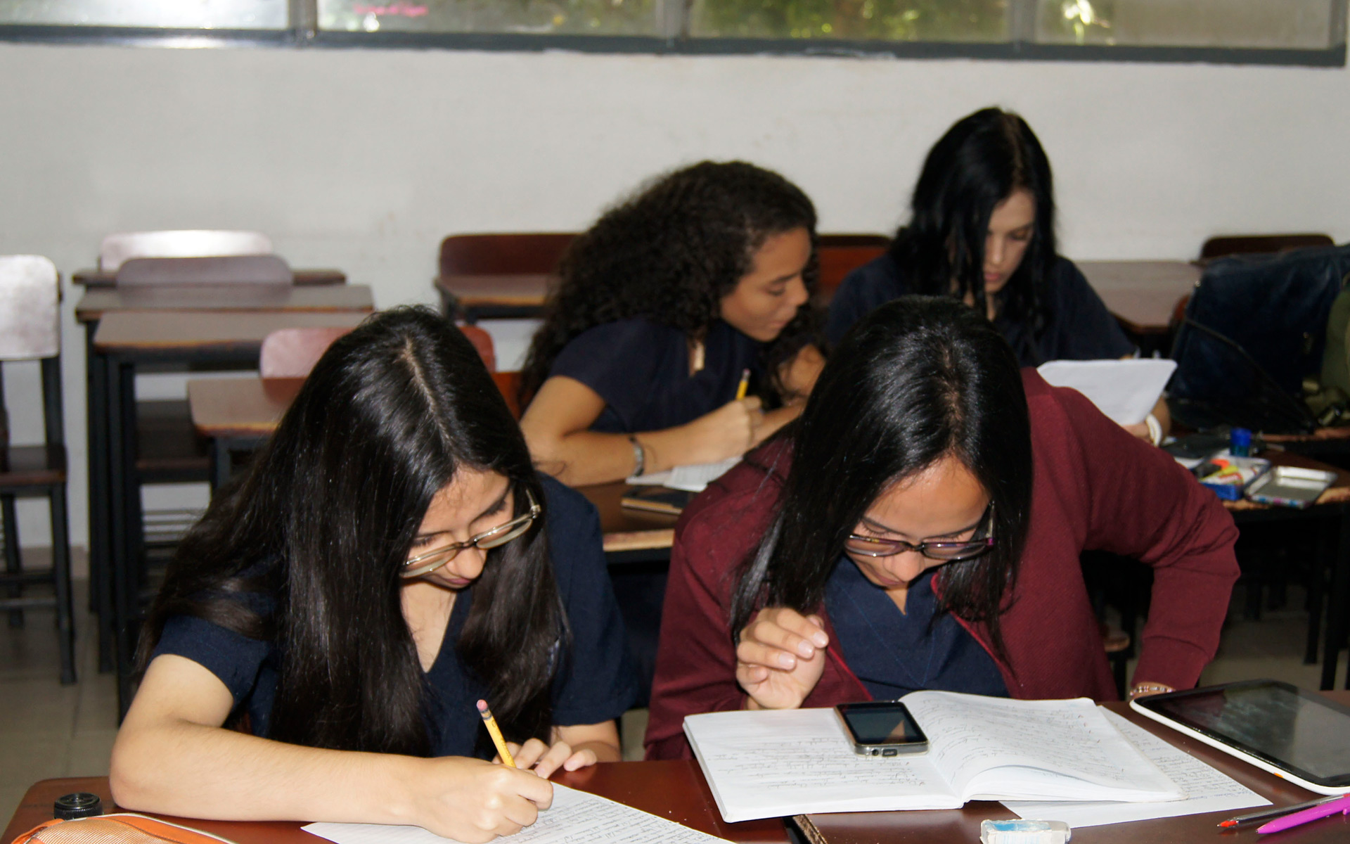 alumnas-estudiando-instituto-ival