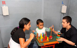examen-de-audio-a-paciente-infantil-clinica-ival