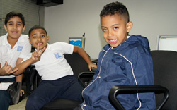 alunmos-salon-computacion-escuela-oral-ival