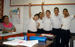 alumnos-profesores-salon-clases-escuela-oral-ival