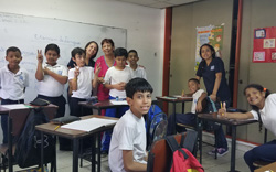 alumnos-profesores-salon-clases-escuela-oral-ival