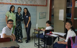 alumnos-profesores-salon-clases-escuela-oral-ival