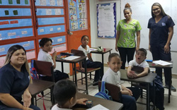 alumnos-profesores-salon-clases-escuela-oral-ival