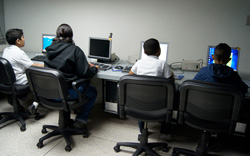 alumnos-salon-computacion-escuela-oral-ival