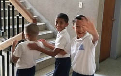 alumnos-saludando-desde-escalera-escuela-oral-ival