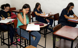 alumnas-en-salon-de-clases-instituto-ival