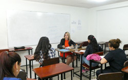 profesora-y-alumnas-en-clases-instituto-ival