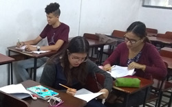 alumnos-en-salon-de-clases-instituto-ival