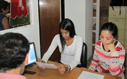 alumnas-revisando-notas-instituto-ival
