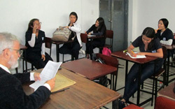 profesor-y-alumnas-en-clases-instituto-ival