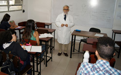 profesor-y-alumnos-en-clases-instituto-ival