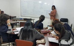 profesora-y-alumnas-en-clases-2-instituto-ival